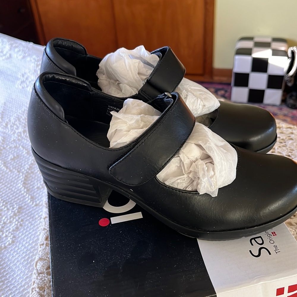 Women’s shoes Sanita dress shoes.  Ultimate in comfort and style size 9